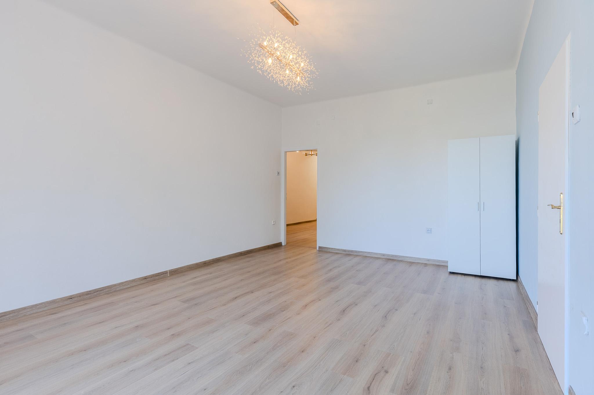 Prodej bytu 2+1, 74 m² – Praha 8 Palmovka, cihlový dům, výtah, výhled do zeleně