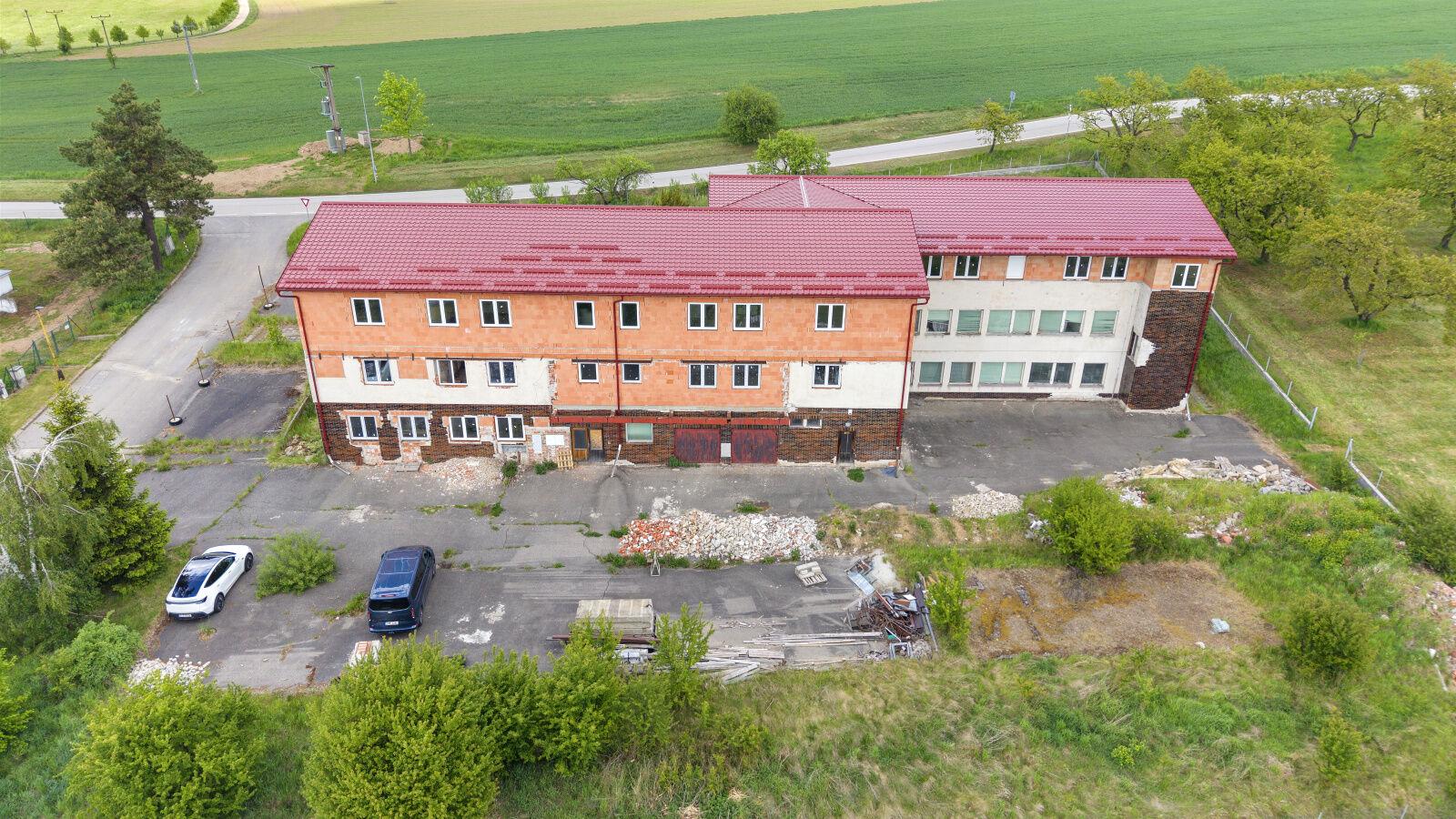 Hrubá stavba domu pro osoby se zdravotním postižením - domov pro seniory