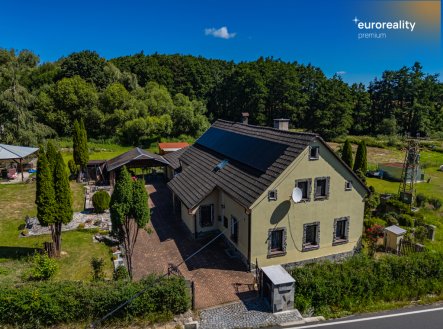 Prostorný rodinný dům 250m2 s pozemkem 2 807 m², FTV, garáží a pergolou – Horní Kramolín u Teplé