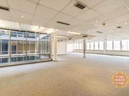 Pronájem kanceláře, 300 m²