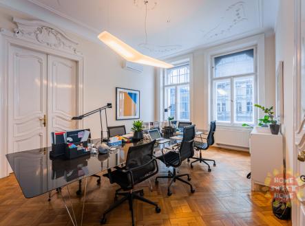 Pronájem kanceláře, 319 m²