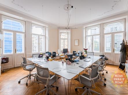 Pronájem kanceláře, 319 m²