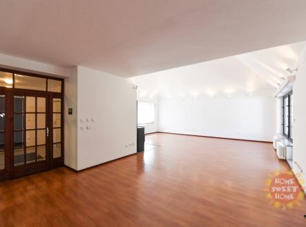 Pronájem kanceláře, 417 m²