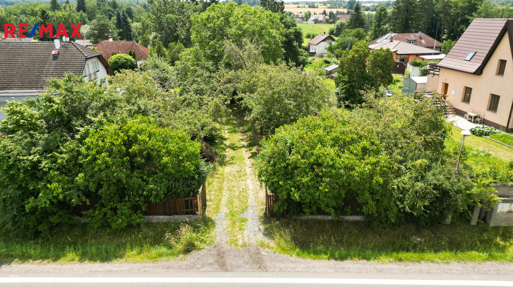 pozemek Srbín vjezd
