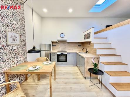 Pronájem bytu, 1+kk, 100 m²