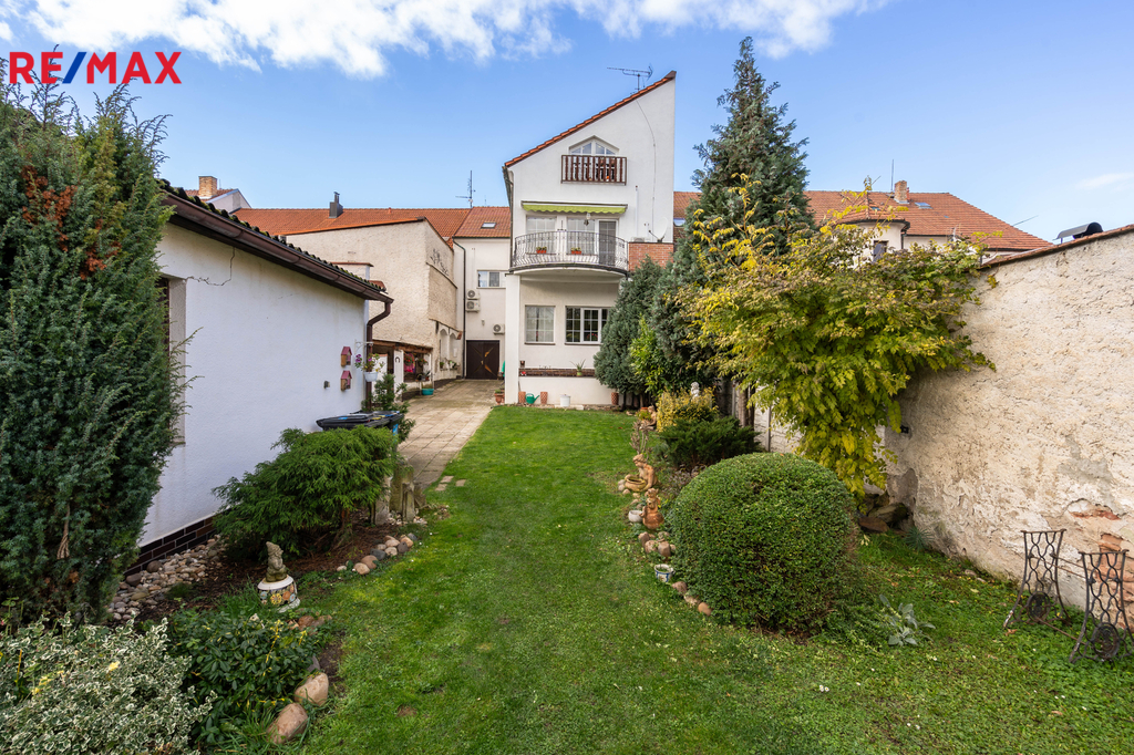 zahrada a pohled na dům