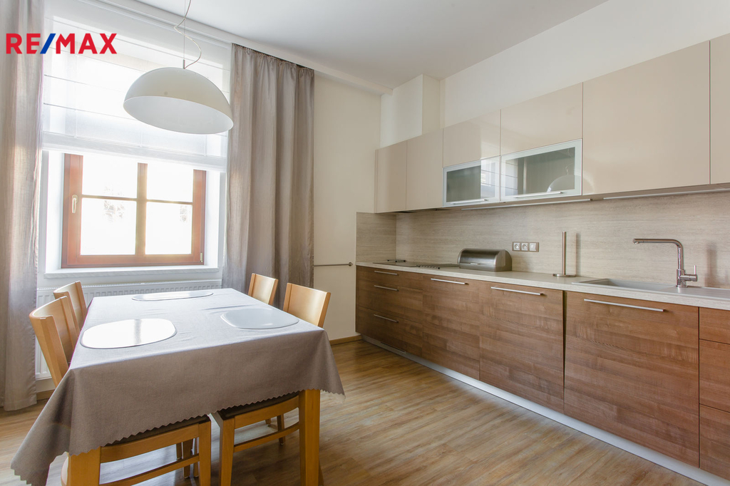 kuchyňský kout s jídelním stolem