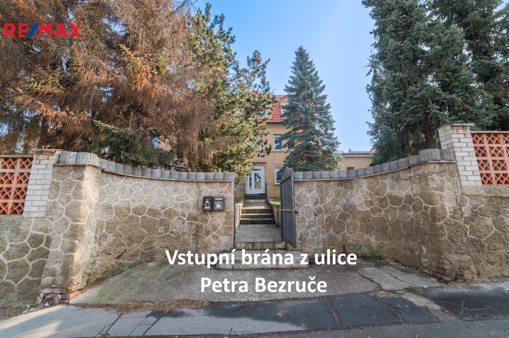 vstupni-brana-z-ulice-p.bezruce.jpg