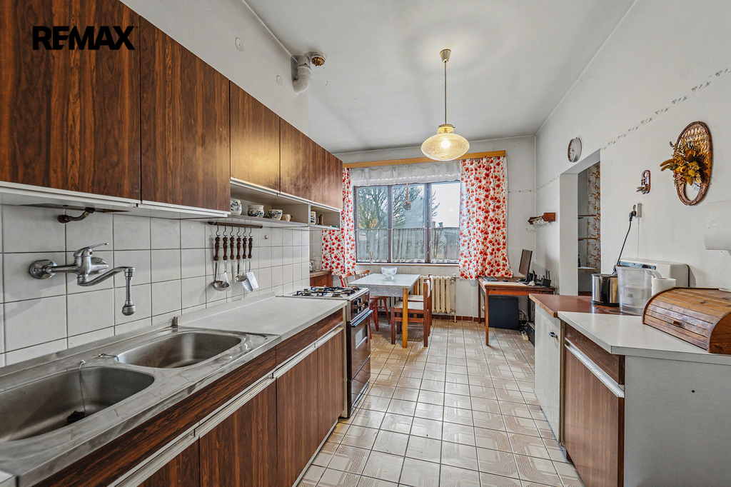 Kuchyň s jídelním koutem a spižírnou