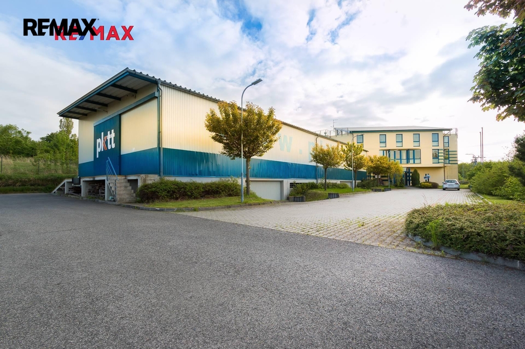 skladová hala v pozadí administrativní budova