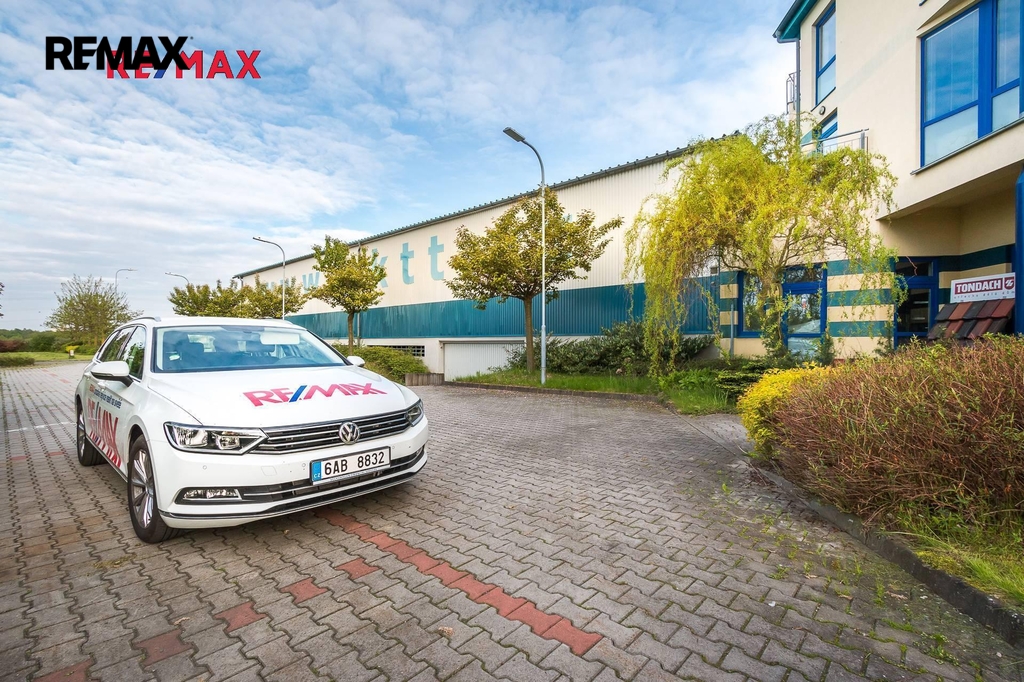 parkování před administrativní budovou