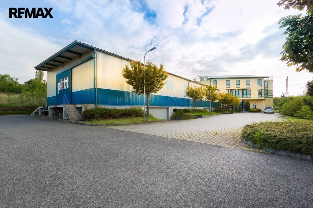 skladová hala v pozadí administrativní budova