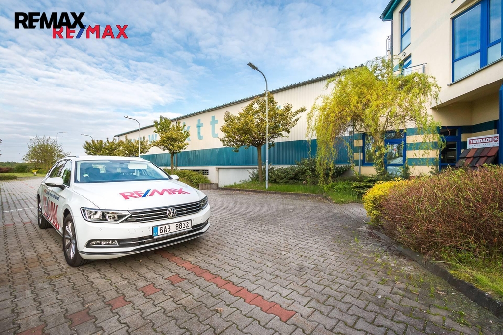 parkování před administrativní budovou