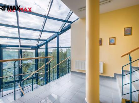 Pronájem kanceláře, 2 325 m²