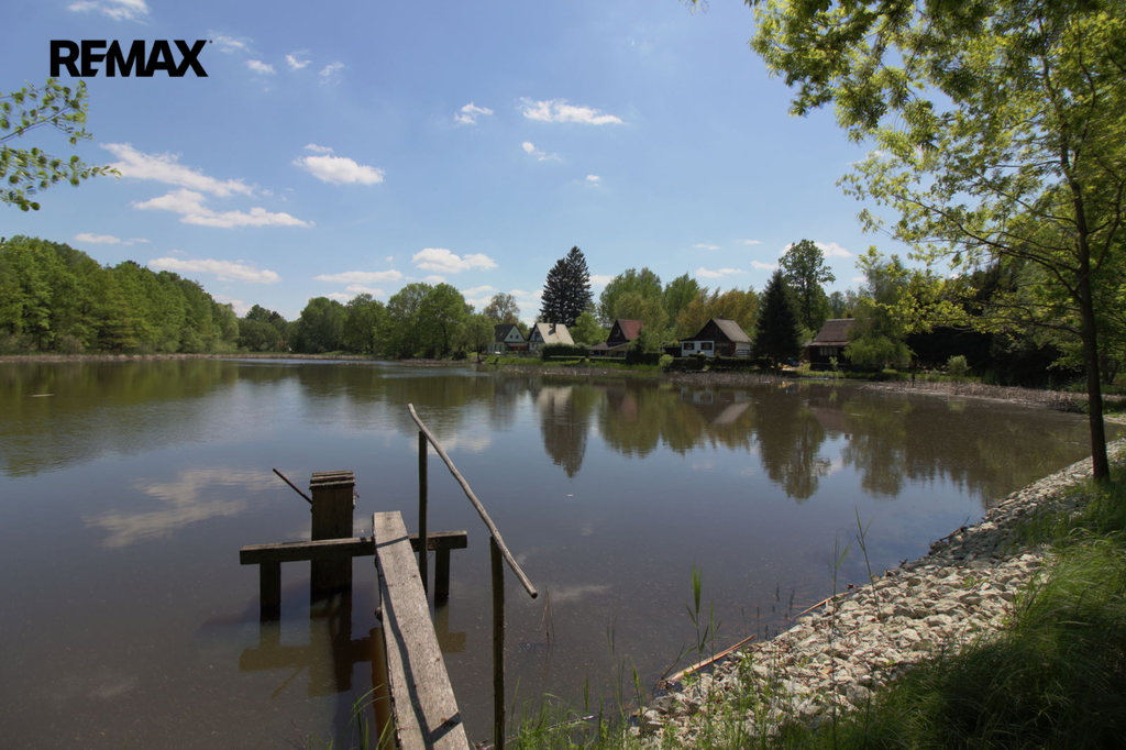 pohled z hráze blízkého rybníka