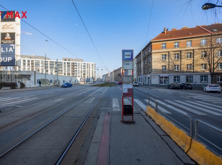 Zastávka před domem