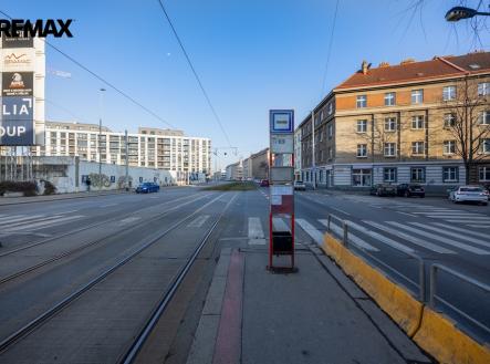 Zastávka před domem