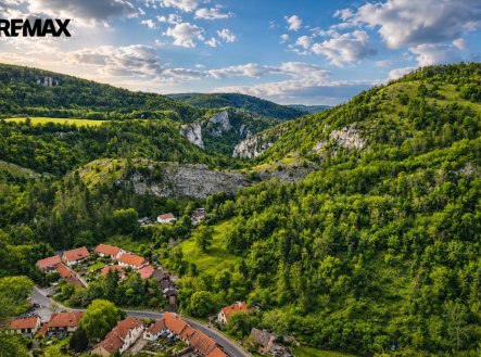 Prodej pozemku 2 004 m2 pro výstavbu RD, Beroun - Hostim
