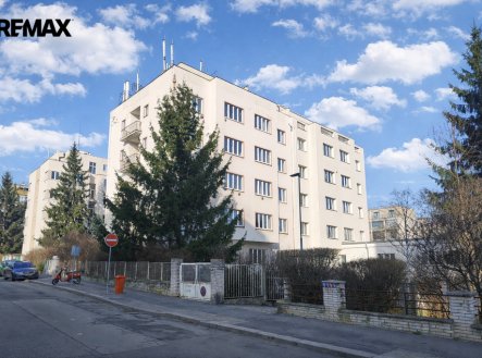 Prodej bytu 1+1, 48 m² (53 m² včetně sklepa), Praha 6 – Břevnov