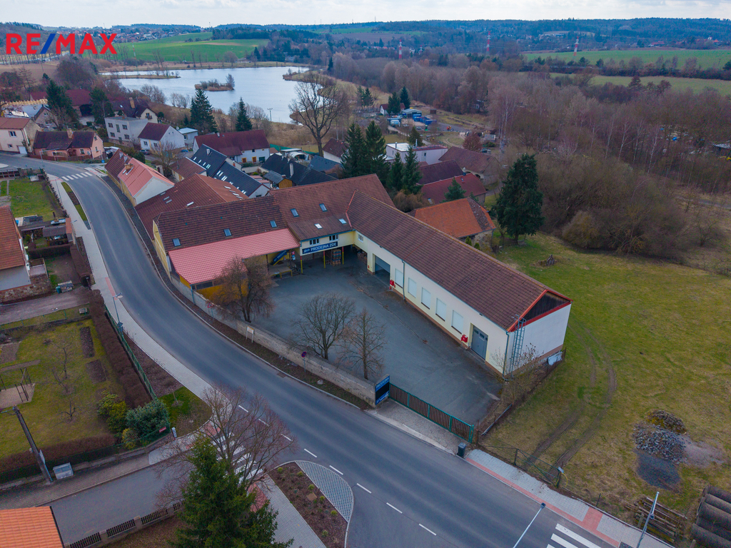 vjezd pro kamiony, parkování, rampa, sklady