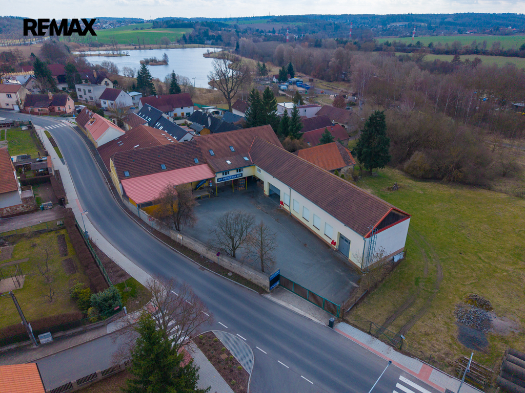 vjezd pro kamiony, parkování, rampa, sklady