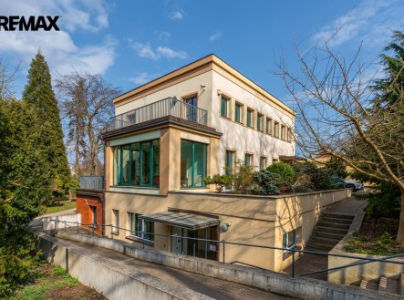 Funkcionalistická vila z období první republiky s pozemkem 2791 m2.