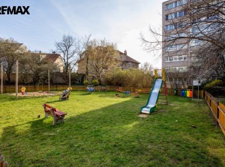 Hřiště hned u domu