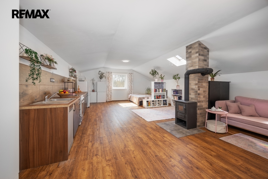 Velký pokoj s kuchyní podkroví