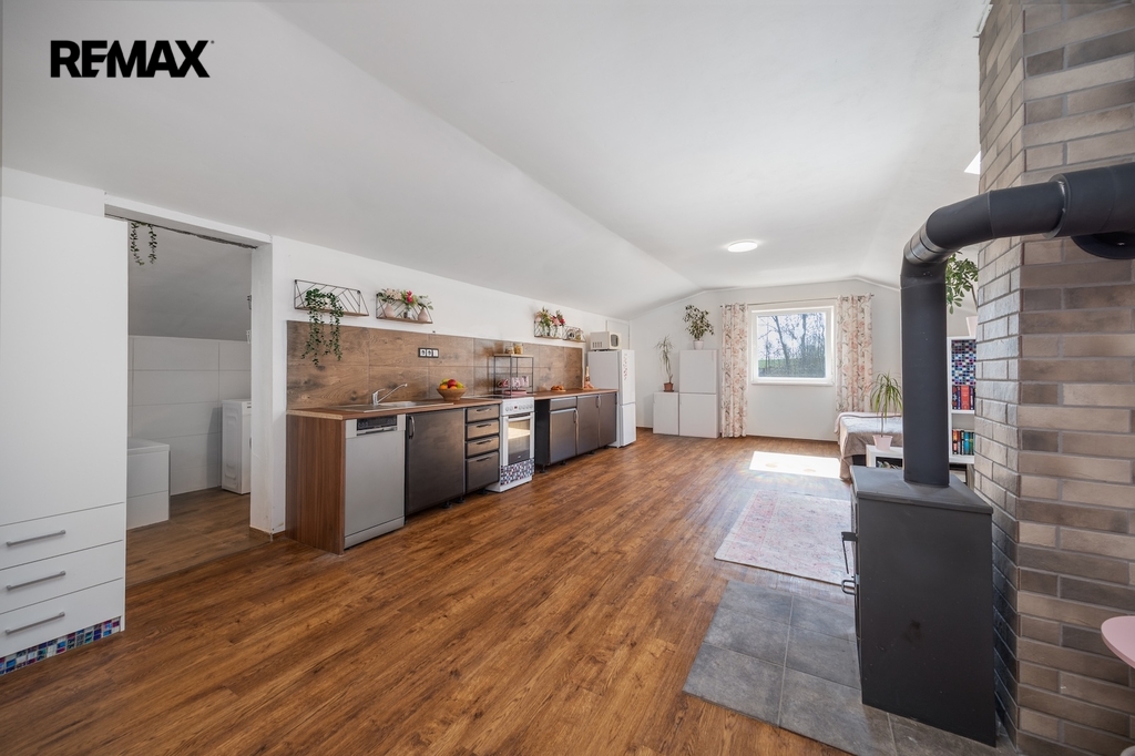 Velký pokoj s kuchyní podkroví