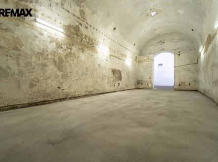 Pronájem skladovací prostor, 312 m²