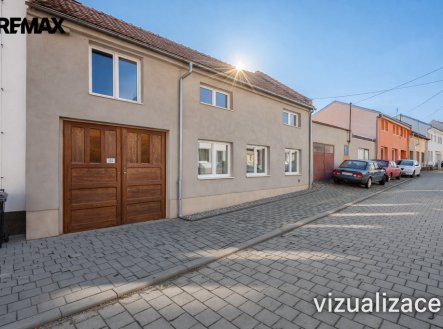Dům, 2 stavební pozemky + autodílna a garáže pro 6 vozů