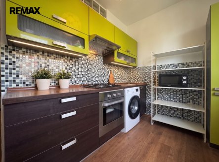 Prostorný a prakticky řešený byt 2+1 s balkónem, Praha - Malešice