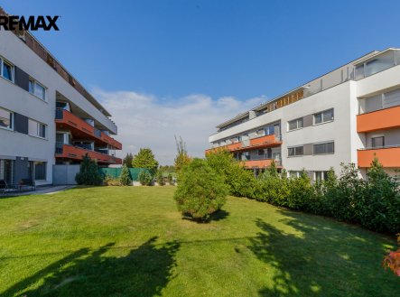 Pronájem prostorného bytu 3+kk, 101 m², s terasami a předzahrádkou 327,4 m² – Praha 10, Pitkovice