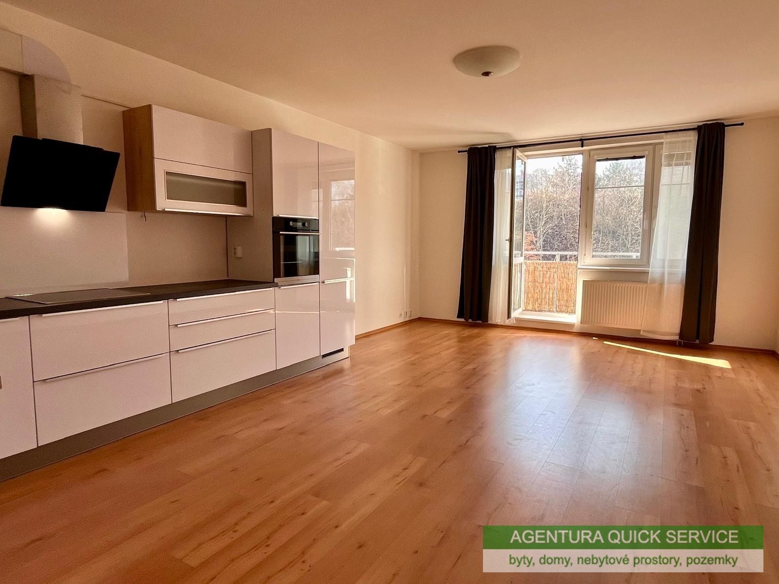 Obývací pokoj s kuchyní