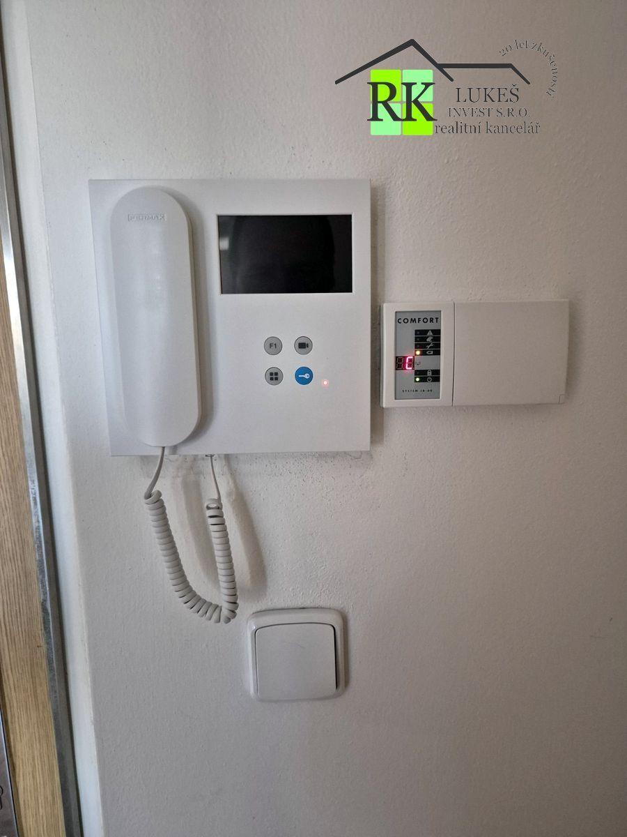 Praha 5 - Stodůlky, byt 2+kk + komora. Balkon. 57 m2. Garážové stání.