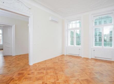 Pronájem kanceláře, 319 m²