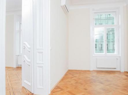 Pronájem kanceláře, 319 m²