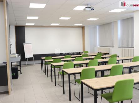 Pronájem komerčního objektu, administrativní budova, 488 m²