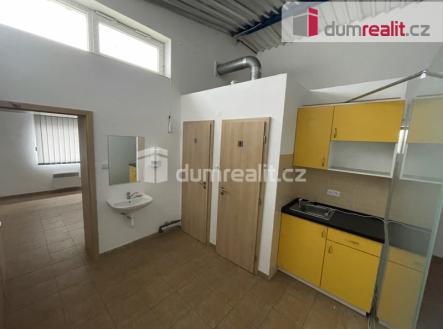 Pronájem komerčního objektu, průmyslový areál, 677 m²