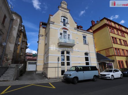 Krásný slunný prostorný byt 4+kk ve druhém patře cihlové vily v centru Mariánských Lázní