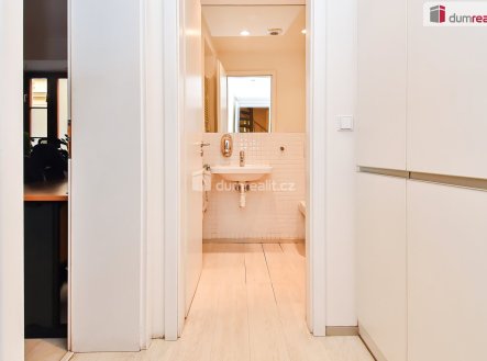 Pronájem kanceláře, 284 m²