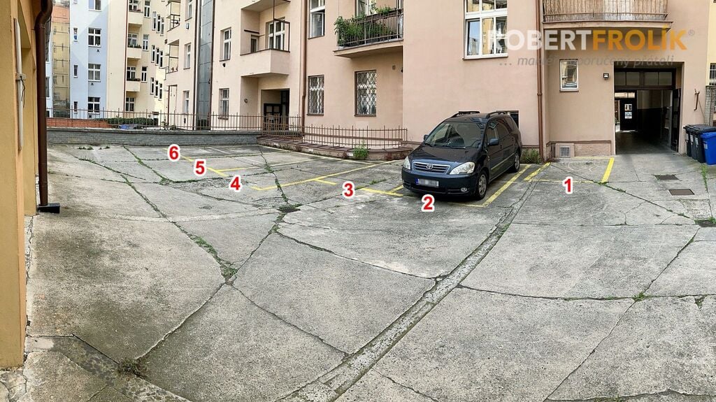 parkovaci-misto-k-pronajmu-praha-6-eliasova-01-dvur-1.jpg
