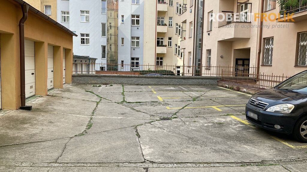 parkovací místo ve dvoře - Praha 6, Bubeneč - ul. Eliášova
