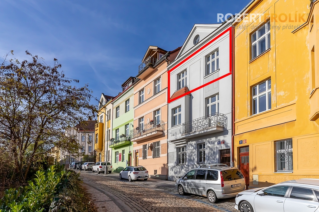Nezařízený byt 2+1 (3+kk), se sdílenou zahrádkou - Praha 6, Střešovice - ul. Na Petynce - pohled na dům