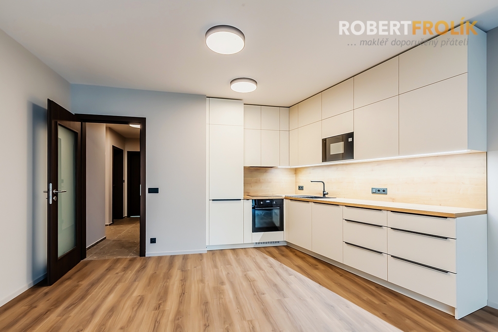 Nezařízený byt 3+kk s balkonem a garážovým stáním - Praha 5, Košíře - ul. Starokošířská - projekt Starokošířská Avenue - obývák s kuchyňským koutem