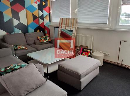 Pronájem - kanceláře, 307 m²