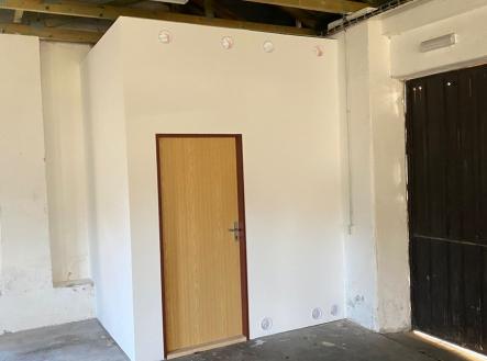 Pronájem skladovací prostor, 180 m²