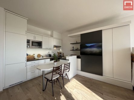 Pronájem zařízeného bytu 1+kk s lodžií v 5. NP, Olomouc, ul. Gen. Píky