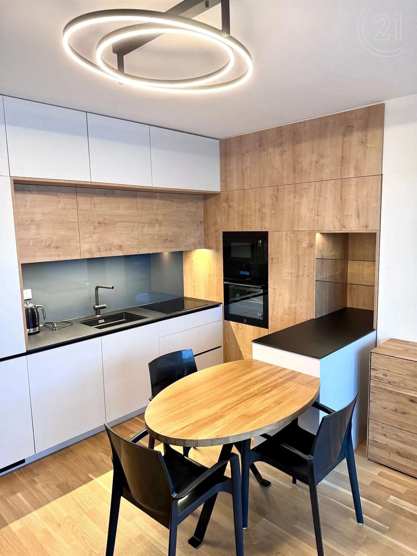 kuchyně s dvojitá trouba, ploché panelové skříňky, dřevěná podlaha, světle hnědé skříně, a dřez