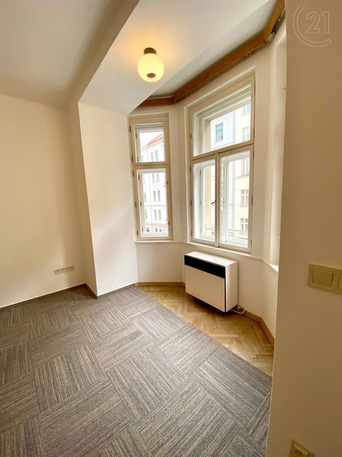 prázdná místnost s přirozené světlo, radiátor, a parketová podlaha